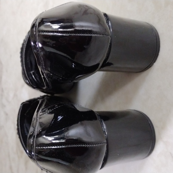 Tahari heels. - Picture 4 of 8